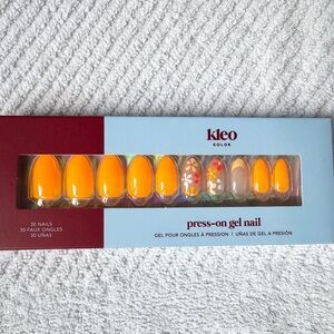 Kleo Kolor Dreamsicle Petals Press-On Gel Nails